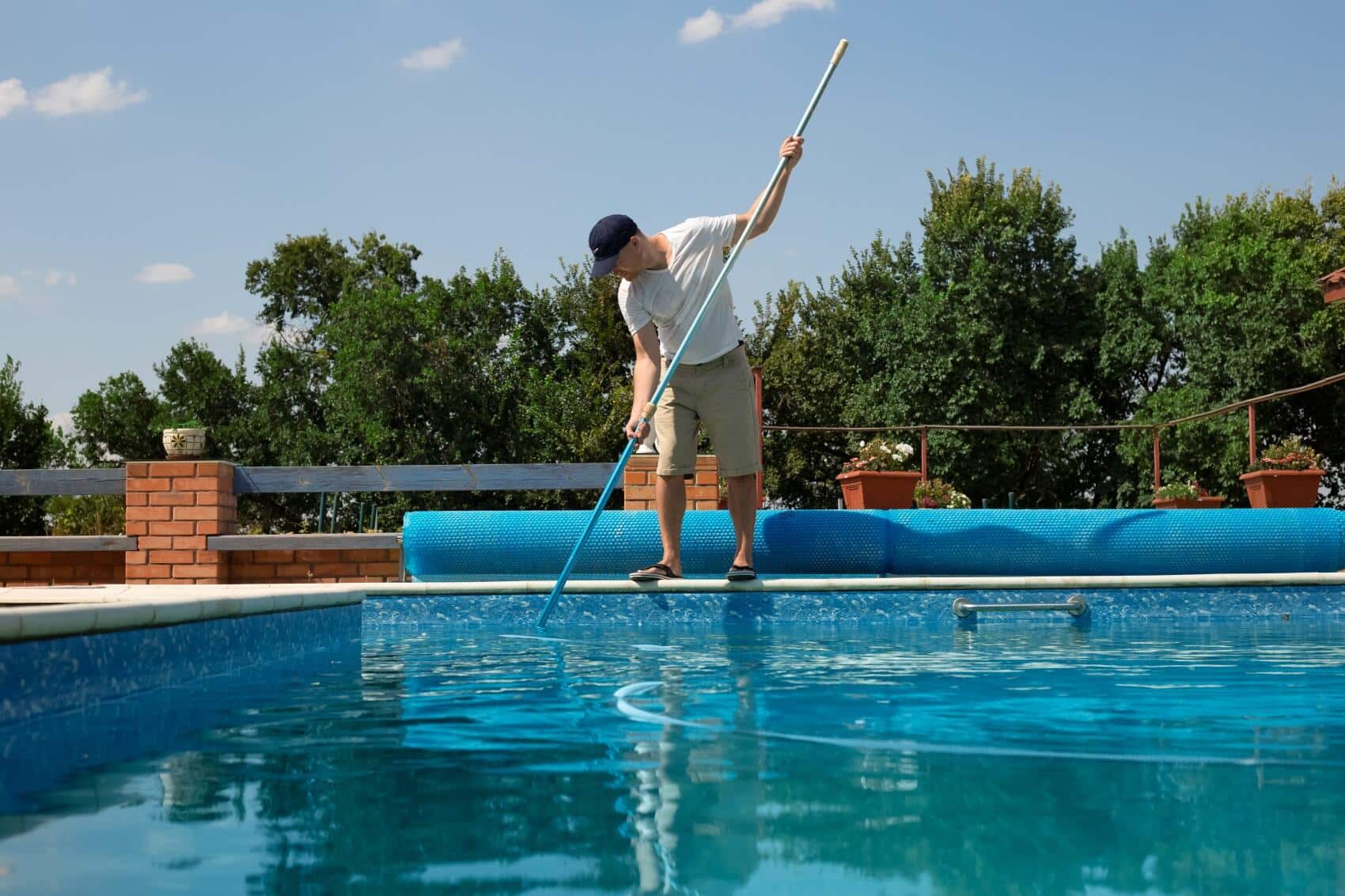 Eine Person reinigt einen Pool