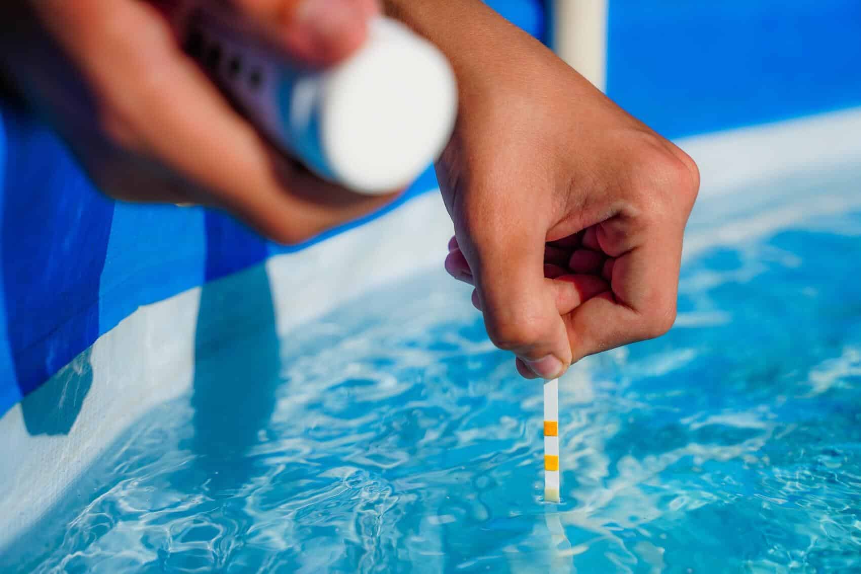 Eine Person nimmt eine Messung in einem Pool vor